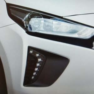 פנס קדמי של רכב עם גריל שחור