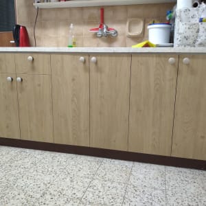 ארונות מטבח מעץ עם משטח עבודה, קומקום אדום