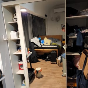 מראה גדולה בארון בגדים עם מדפים