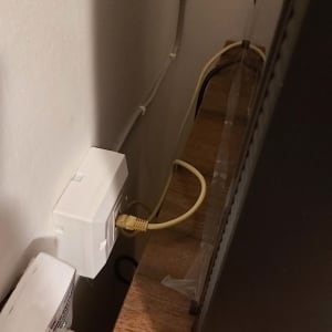 כבל רשת מחובר לשקע קיר לבן