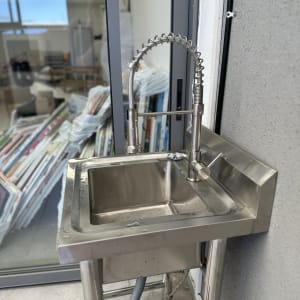 כיור נירוסטה עם ברז גבוה וצינור גמיש