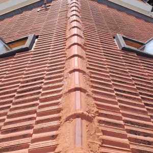 גג רעפים אדום עם קו רכס מרכזי