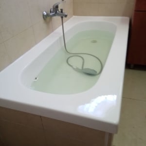 אמבטיה עם מים וברז קיר