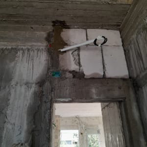 צינור מיזוג אוויר מותקן בקיר בטון חשוף