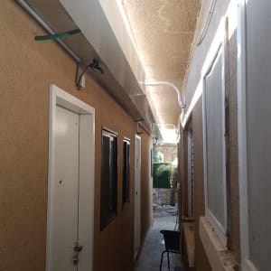 תעלת מתכת על תקרה עם צינורות חשמל