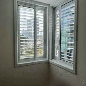חלונות אלומיניום עם תריסים פנימיים
