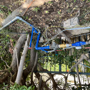 צינורות מים עם ברזים ומחברים בגינה