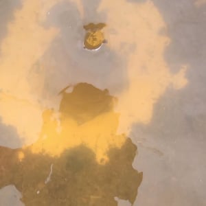 השתקפות של אדם במים על גג רטוב