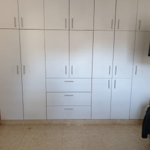 ארון קיר לבן עם ידיות מתכת