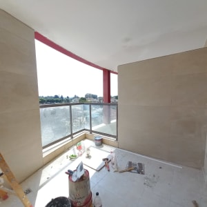 מרפסת בשיפוץ עם סולם, דלי וכלי עבודה