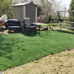 דשא סינתטי, מחסן גינה, עציצים ריקים, נדנדה לגינה