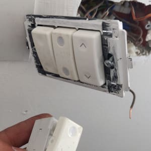 מתגי תריסים חשמליים מפורקים מהקיר