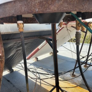 חיבורים וצינורות של דוד שמש על גג