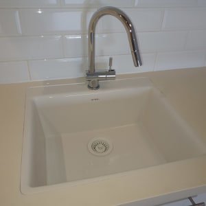 כיור מטבח נקי עם ברז כרום מבריק