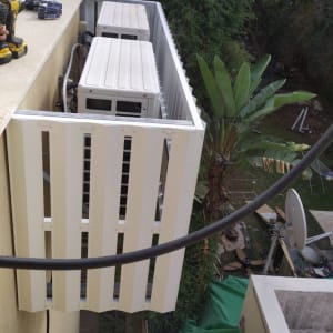 יחידת מיזוג אוויר עם כיסוי אלומיניום