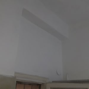 קיר צבוע בלבן עם דלת פתוחה