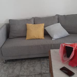 הספה מותקנת בביתה החדש