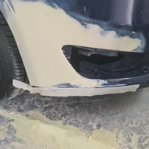 תיקון פגוש רכב עם חומר מילוי ושיוף