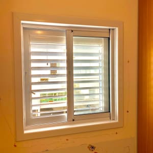 חלון אלומיניום עם תריסים פנימיים