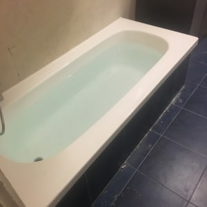 אמבטיה עם מים וריצוף כחול כהה