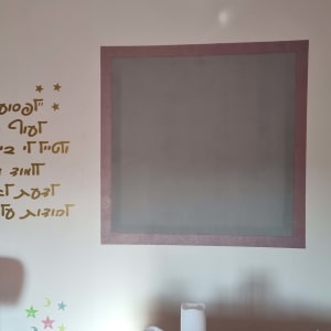 מלבן צבוע על קיר עם מסגרת ורודה