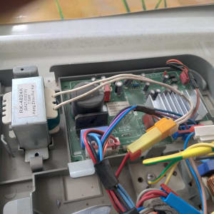 מעגל חשמלי עם חוטים צבעוניים ורכיבים אלקטרוניים