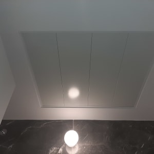 תקרת גבס עם לוחות מופרדים ותאורה מרכזית