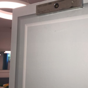 מנעול מגנטי מותקן על דלת לבנה