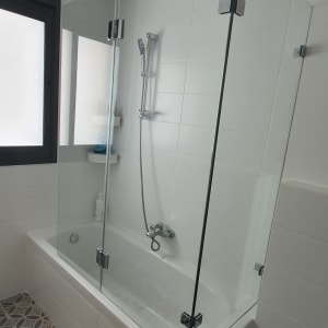 מקלחת עם דלת זכוכית וברז מתכת