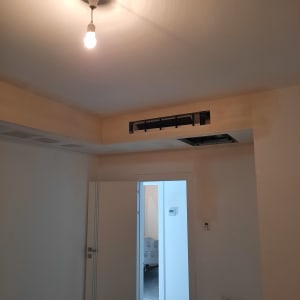 תקרת גבס עם תאורה ומזגן מותקן