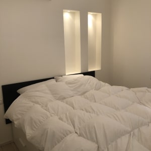 חדר שינה עם קיר לבן ומזגן