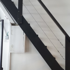 מדרגות עץ עם מעקה מתכת בחלל פנימי