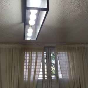 מנורת תקרה עם מספר נורות דולקות