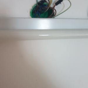 חוטי חשמל מחוברים לקופסת חיבורים בקיר