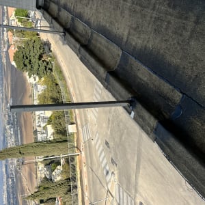 סדקים באספלט על גג מבנה