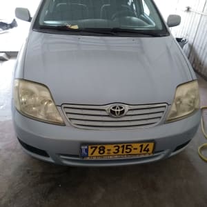 מכונית טויוטה אפורה בחניון סגור