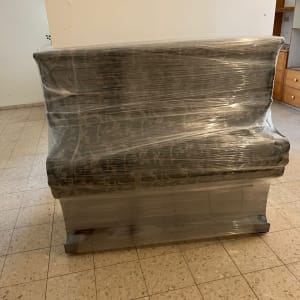 פסנתר עטוף בניילון לקראת מעבר דירה