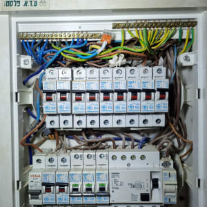 לוח חשמל עם מפסקים וחוטי חשמל צבעוניים