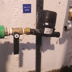 צינורות ומחברים עם ברזים ומד מים