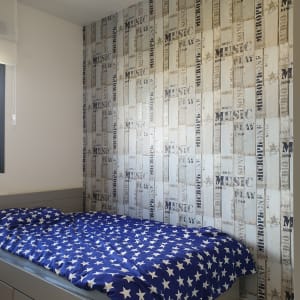 טפט עם מילים בנושא מוזיקה על קיר חדר שינה