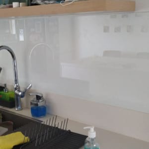 זכוכית שקופה מעל כיור במטבח מודרני