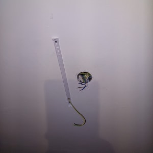 חוטי חשמל יוצאים מקיר עם תושבת מתכת