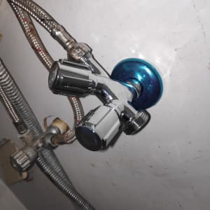 ברז מים עם צינורות מתכת מחוברים