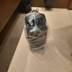 מכשיר חשמלי עטוף בניילון עם כבלים חשמליים