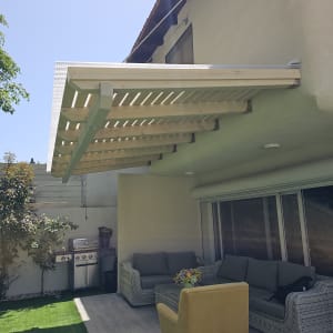 פרגולה מעץ מעל פינת ישיבה בגינה