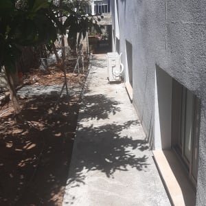 יחידת מזגן חיצונית מותקנת על קיר חיצוני