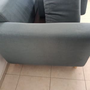 ספה אפורה על רצפת אריחים