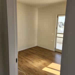 חדר ריק עם קירות צבועים בלבן