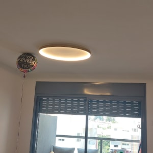 תאורה עגולה מותקנת בתקרה מוארת