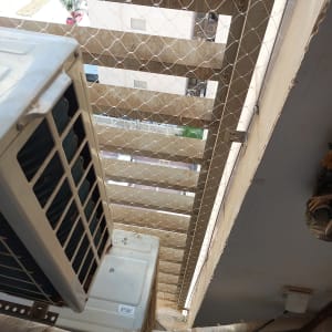 רשת מתכת מותקנת למניעת כניסת יונים במרפסת